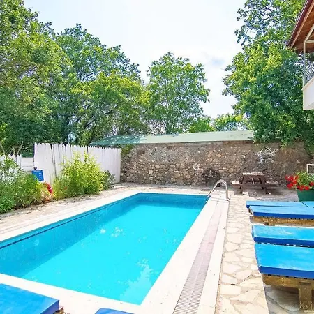 Kayakoeyde 8 Kisilik Havuzlu Muhafazakar Hotel 4*