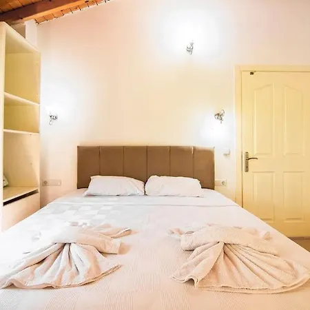 Kayakoeyde 8 Kisilik Havuzlu Muhafazakar Hotel