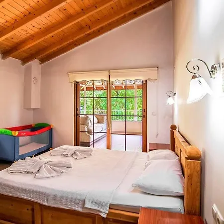 Kayakoeyde 8 Kisilik Havuzlu Muhafazakar Hotel 4*