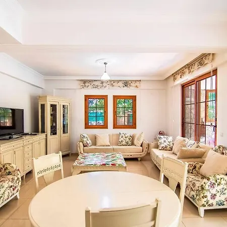 Kayakoeyde 8 Kisilik Havuzlu Muhafazakar Hotel 4*