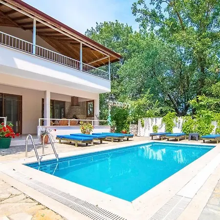 Kayakoeyde 8 Kisilik Havuzlu Muhafazakar Hotel 4*